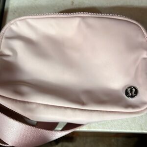 Lululemon Everywhere belt bag 1L light pink